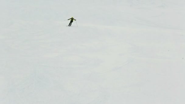 Esquiador Esquiando Cuesta Abajo Las Altas Montañas Bolchoi Voudyavr Kirovsk — Vídeos de Stock