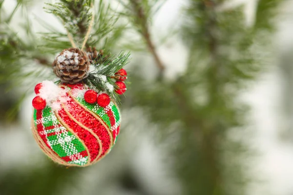 Hermosa Bola Decorativa Navidad Árbol Cubierto Nieve — Foto de Stock