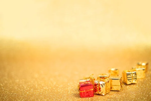 Świąteczne Pudełka Błyszczącym Złotym Tle Miejsca Ksero — Zdjęcie stockowe