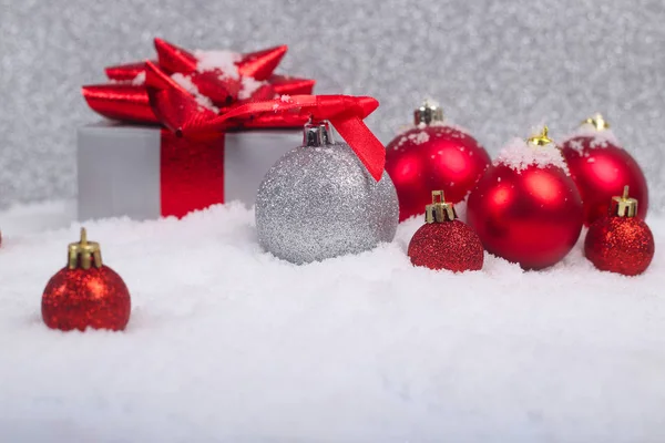 Красные Серебряные Рождественские Шары Подарок Снегу Фоне Блесток — стоковое фото