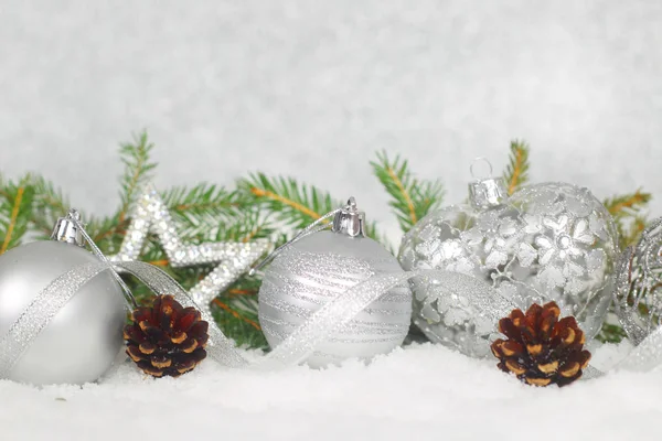 Weihnachtskugeln Tannenzapfen Und Grüner Tannenzweig Auf Schnee — Stockfoto