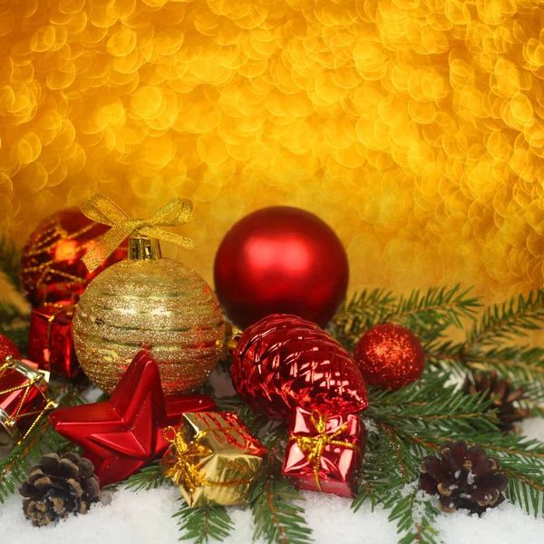 コピースペースと黄金のボケの光の背景に赤い赤ん坊とギフトを持つクリスマスカード — ストック写真