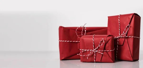 Scatole Regalo Natale Avvolte Carta Rossa Fiocco Corda Sballottata Sfondo — Foto Stock