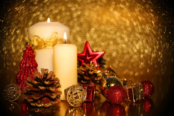 Weihnachtsdekoration Aus Brennender Kerze Und Dekor Über Goldenem Stern Bokeh — Stockfoto