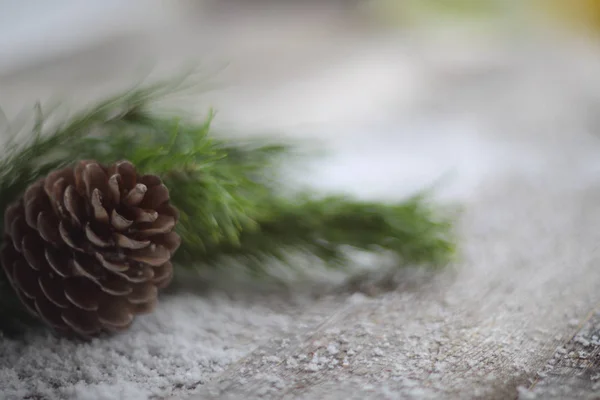 Tarjeta Navideña Cono Pino Rama Sobre Fondo Madera Con Nieve —  Fotos de Stock