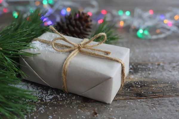 Простой Подарок Рождество Деревянном Фоне Снегом Гирляндой — стоковое фото
