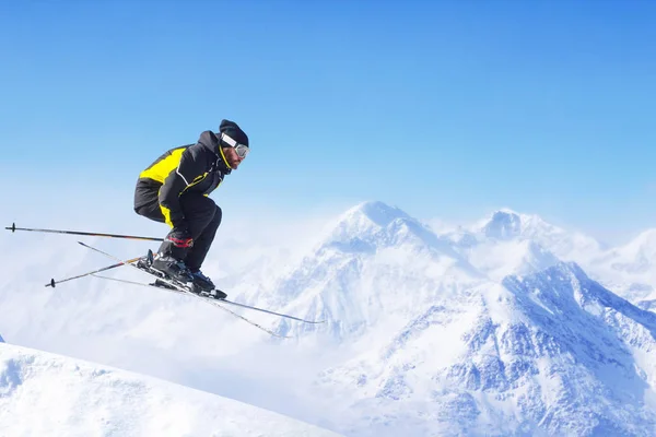 Yüksek Dağlarla Atlayan Kayakçı — Stok fotoğraf
