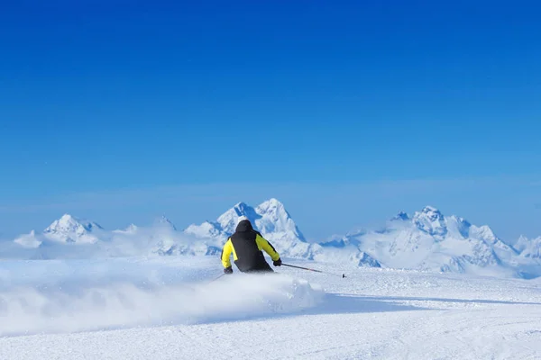 滑雪者在高山下坡 后视图 Solden 奥地利 — 图库照片