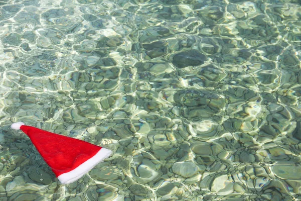 Weihnachtsmann Hut Schwimmt Tropischen Meereswellen Weihnachtsurlaub Auf See Konzept — Stockfoto