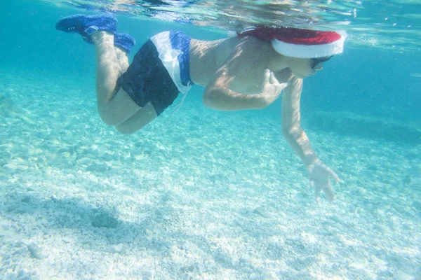 Junge Mit Weihnachtsmann Hut Schwimmt Unter Wasser Meer Weihnachtsurlaub Auf — Stockfoto