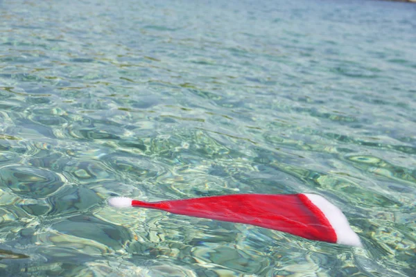 Santa Claus Kapelusz Pływające Tropikalne Morze Fale Boże Narodzenie Wakacje — Zdjęcie stockowe