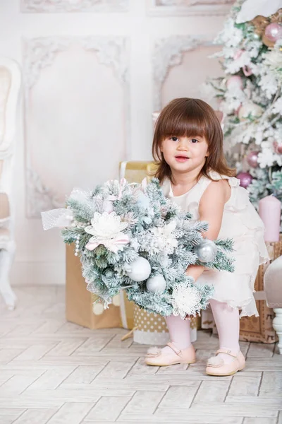 Feliz Natal Boas Festas Bonito Engraçado Menina Criança Está Decorando — Fotografia de Stock