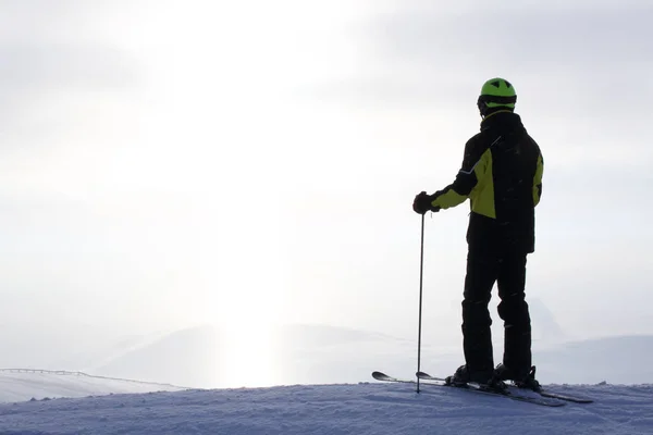 Лыжник Лыжном Склоне Горами Заднем Плане — стоковое фото
