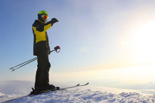 Esquiador Pista Esquí Con Montañas Fondo —  Fotos de Stock