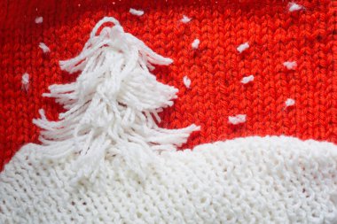 Kırmızı örgü örülmüş arkaplanda Noel ağacı ve metin Noel konsepti için kopya alanı