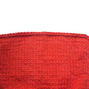 Kırmızı örülmüş yünlü arkaplan, metin için kopyalama alanı olan beyaz arkaplanda izole edildi