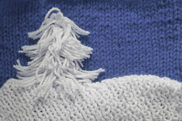在蓝色针织羊毛背景上做了圣诞树 并附有文本空间 用于圣诞节概念 — 图库照片