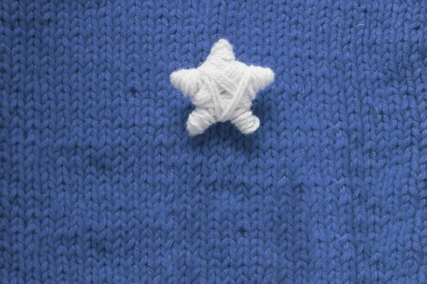 Handgemaakte Christmas Star Blauwe Gebreide Wollen Achtergrond Met Kopieerruimte Voor — Stockfoto