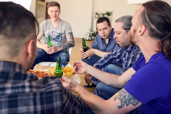 Grupo Hombres Bebiendo Cerveza Comiendo Pizza Hablando Sonriendo Mientras Descansan — Foto de Stock