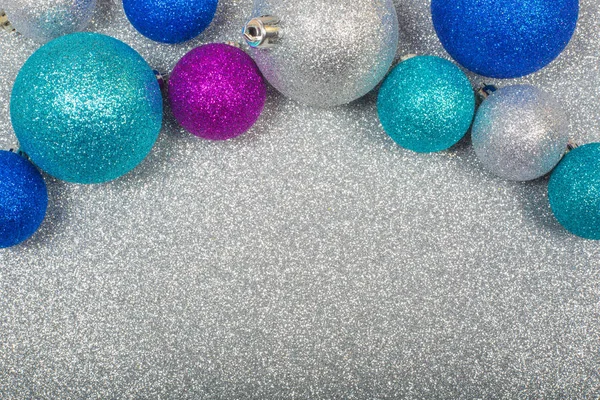 Χριστουγεννιάτικη Διακόσμηση Από Πολύχρωμες Μπάλες Glitter Ασημί Φόντο Glitter Αντίγραφο — Φωτογραφία Αρχείου