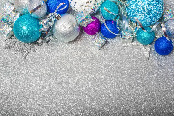 银光背景彩色彩闪球圣诞装饰 文字新年贺卡概念复制空间 — 图库照片