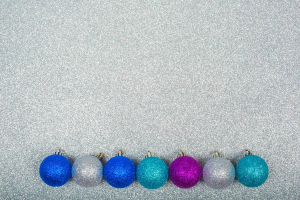 Decoração Natal Bolas Coloridas Glitter Fundo Glitter Prata Com Espaço — Fotografia de Stock
