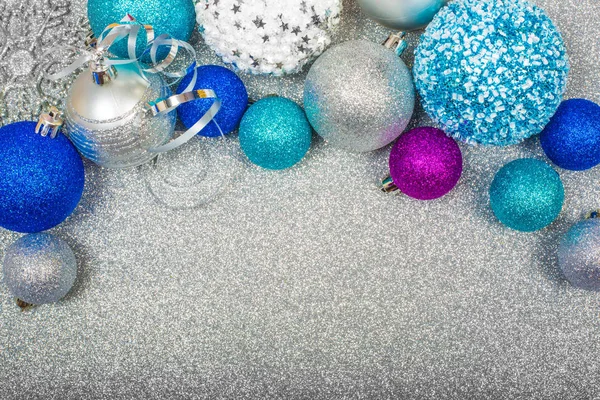 Decoração Natal Bolas Coloridas Glitter Fundo Glitter Prata Com Espaço — Fotografia de Stock