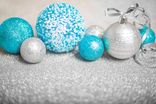Decoración Navidad Bolas Brillo Colores Sobre Fondo Brillo Plateado Con — Foto de Stock