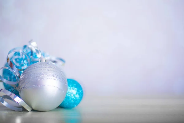 Decoración Navidad Bolas Brillo Colores Sobre Fondo Madera Con Espacio — Foto de Stock