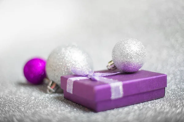 Décoration Noël Boules Paillettes Colorées Cadeau Sur Fond Paillettes Argentées — Photo