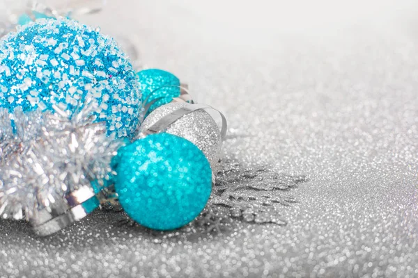 Decoração Natal Bolas Coloridas Glitter Fundo Glitter Prata Com Espaço — Fotografia de Stock
