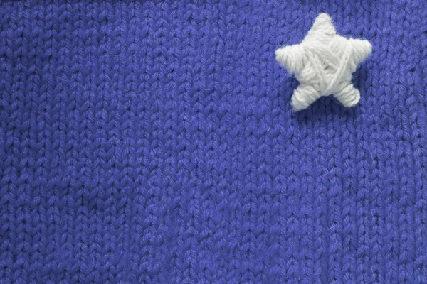Handgemaakte Christmas Star Blauwe Gebreide Wollen Achtergrond Met Kopieerruimte Voor — Stockfoto