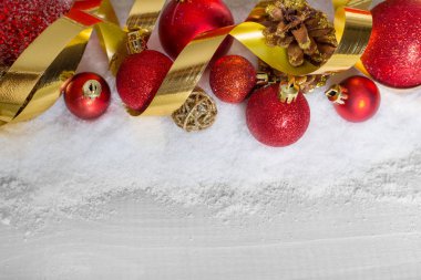 kar christmas kırmızı topları