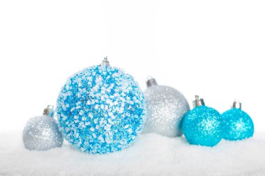 Noel topları izole kar üzerinde