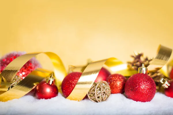 Bolas rojas de Navidad en la nieve — Foto de Stock