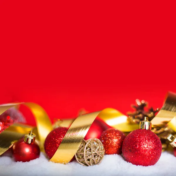 Bolas vermelhas de Natal na neve — Fotografia de Stock