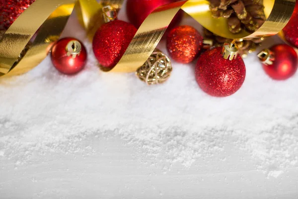 kar christmas kırmızı topları