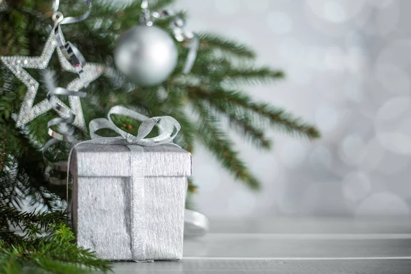 Серебряный подарок на Рождество с лентой — стоковое фото