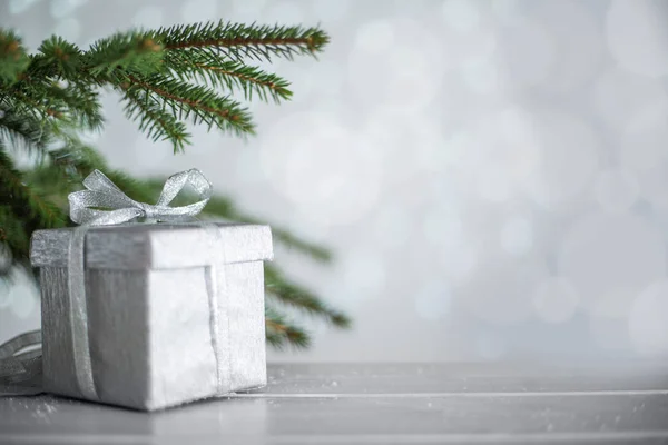 Regalo de Navidad de plata con cinta — Foto de Stock