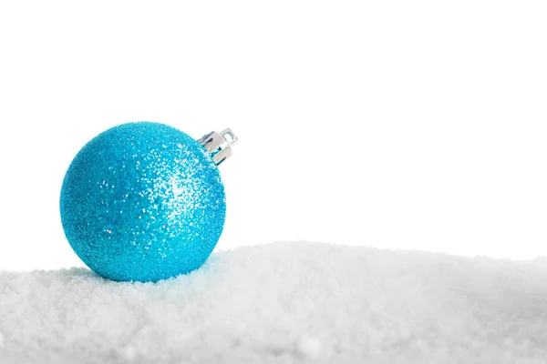 Bola de Natal na neve isolada — Fotografia de Stock