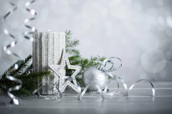 Срібна різдвяна свічка зі стрічкою — стокове фото