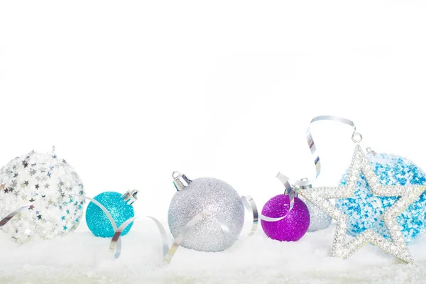 Kerstballen op sneeuw geïsoleerd — Stockfoto