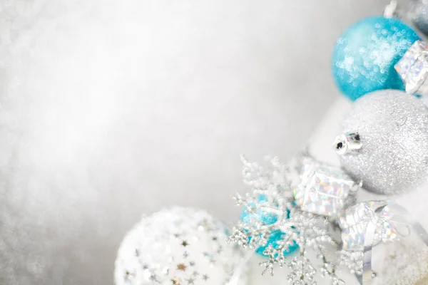 Bolas de Navidad en la nieve — Foto de Stock