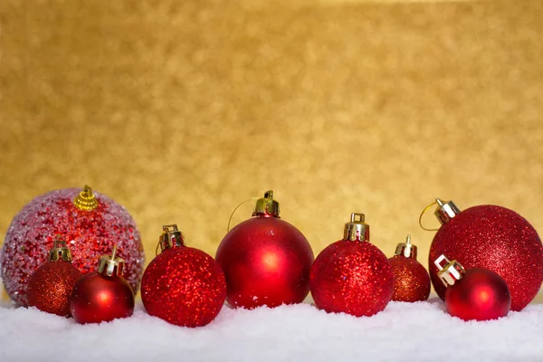 Palle rosse di Natale sulla neve — Foto Stock