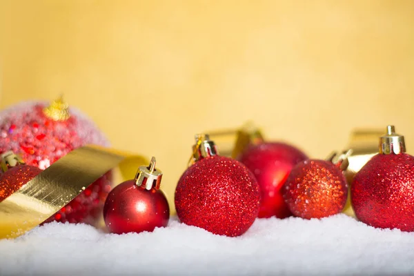 Рождественские красные шары на снегу — стоковое фото