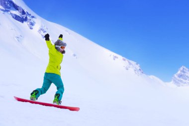 Kız snowboardcu Alp dağlarında yamaçtan aşağı koşuyor. Kış sporu ve eğlence, boş zaman aktiviteleri. Heyecanlı çığlık atan genç kadın eğlence konsepti
