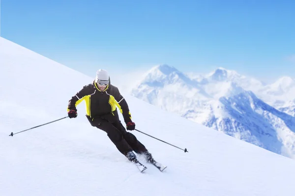 Sciatore Alpino Discesa Nel Bellissimo Paesaggio Alpino Cielo Blu Sullo — Foto Stock