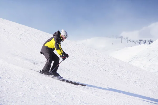 Alpin Skidåkare Pisten Som Springer Utför Vackert Alpint Landskap Blå — Stockfoto