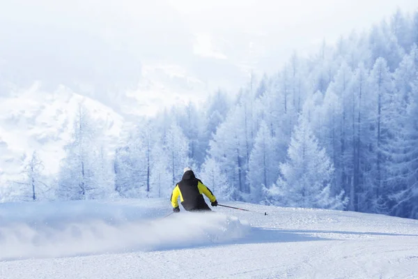 Sciatore Alpino Discesa Nel Bellissimo Paesaggio Alpino Cielo Blu Sullo — Foto Stock