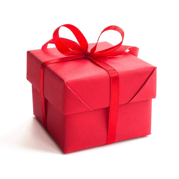 红色礼品盒与彩带弓形演播室隔离在白色背景下圣诞新年纪念日的概念 — 图库照片